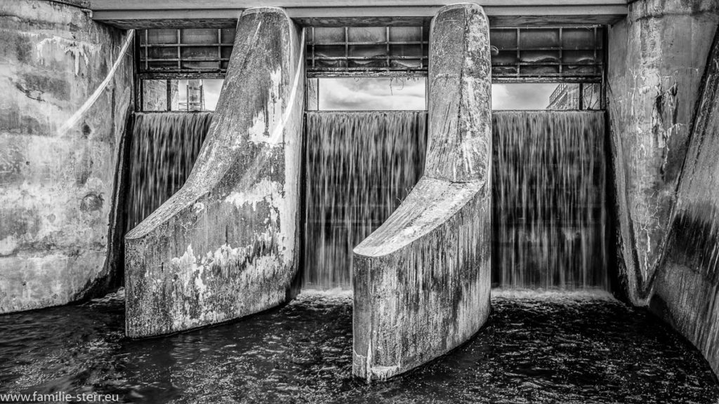 Beton - Wehr am Blindschuss des Uppenbornkraftwerks an der mittleren Isar