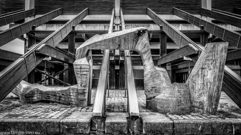 Betonkunstwerk hinter der Tribüne an der Olympia - Regattaanlage in Oberschleißheim