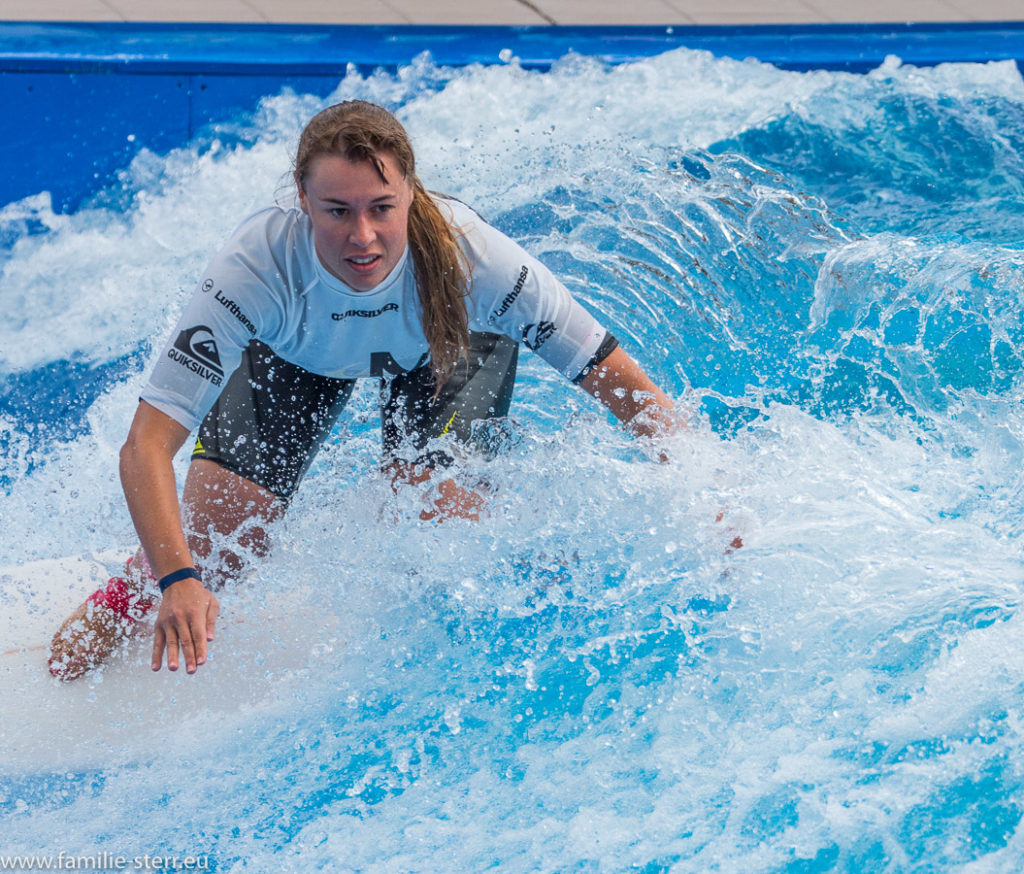 Surferin auf dem Board in der stehende Welle beim Surf and Style im Munich Airport Center