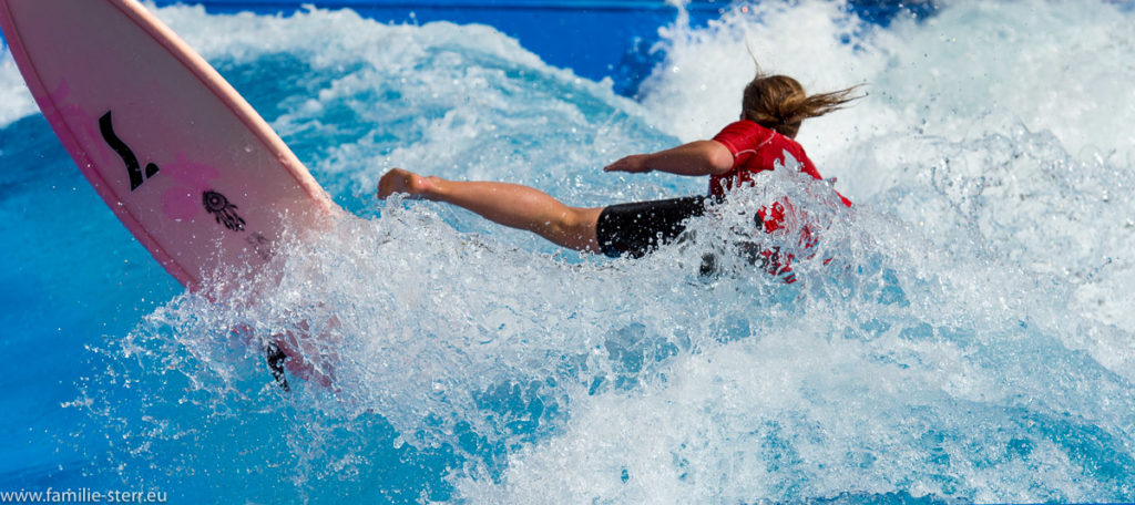 Surferin auf dem Board in der stehende Welle beim Surf and Style im Munich Airport Center