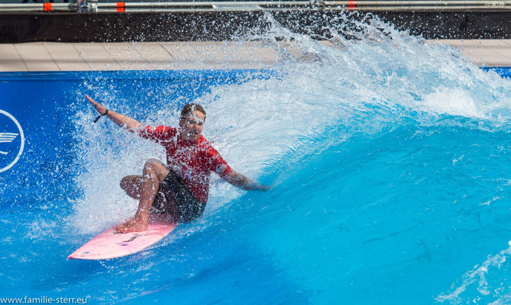 Surferin auf dem Board in der stehende Welle beim Surf and Style im Munich Airport Center