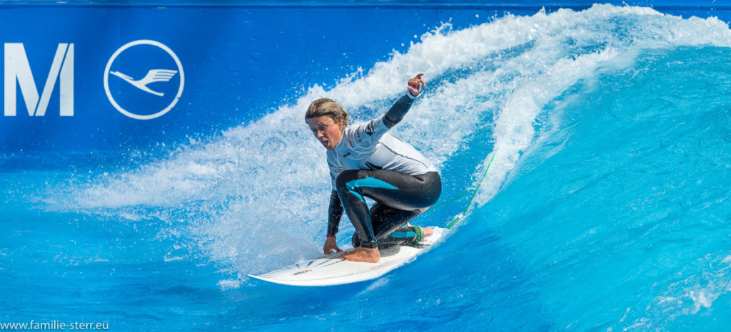 Surferin auf dem Board in der stehende Welle beim Surf and Style im Munich Airport Center