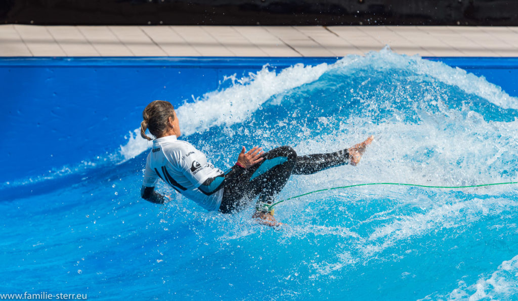 Surferin auf dem Board in der stehende Welle beim Surf and Style im Munich Airport Center