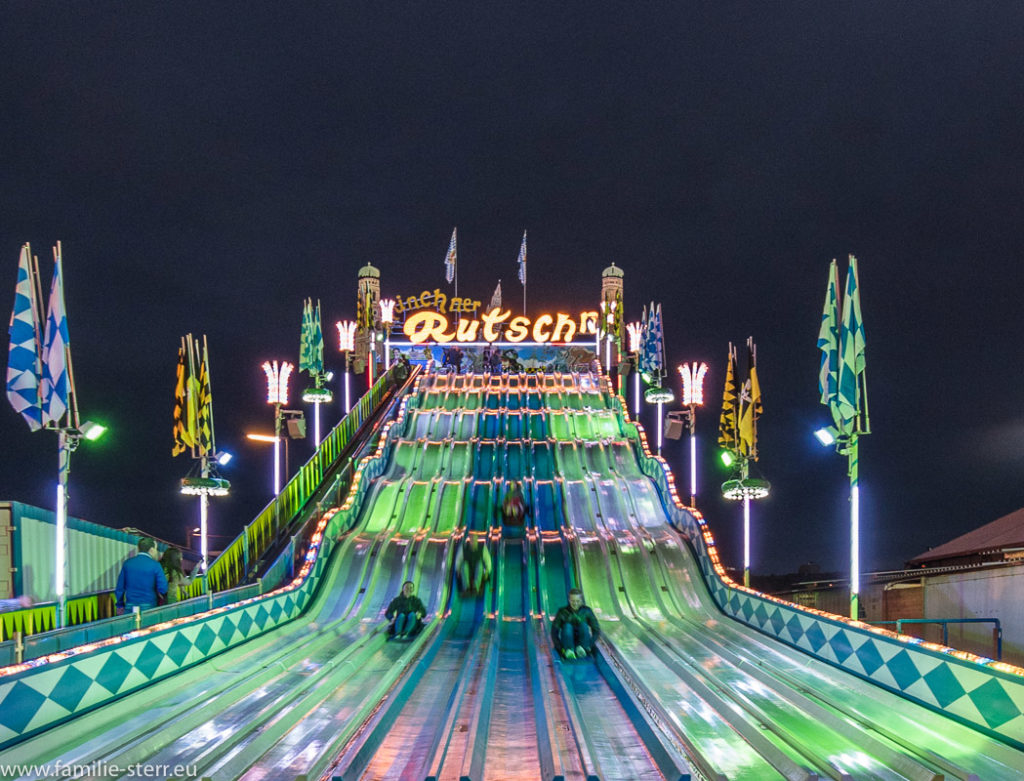 Münchner Rutschn - ein Teppichrutschbahn auf dem Münchner Oktoberfest