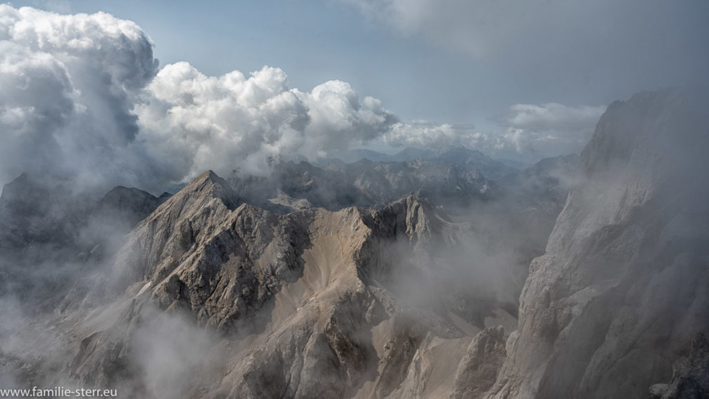 Wolken und Nebel ziehen über die Punta Penia im Marmolada - Massiv in den Dolomiten