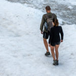 zwei Spaziergänger in kurzen Hosen auf dem Marmolada - Gletscher