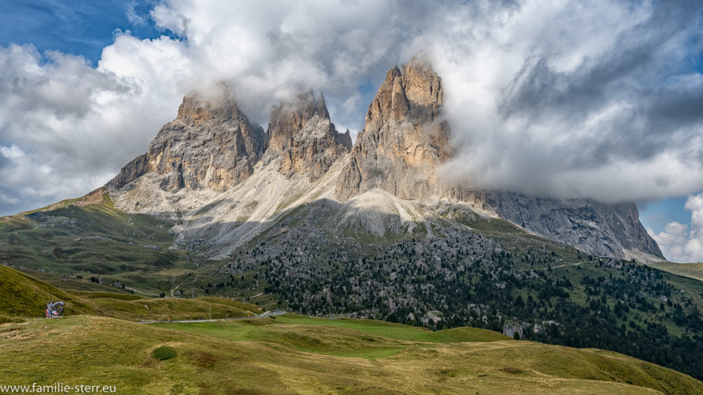 Wolken bedecken den Gipfel der Langkofelgruppe in Südtirol