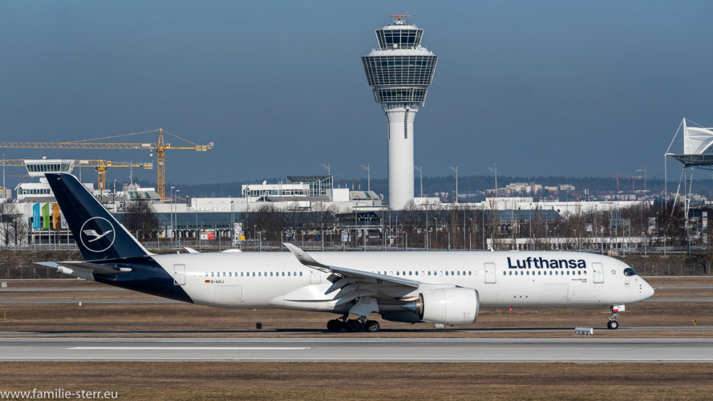 Airbus A350-941 Lufthansa vor dem Tower am Flughafen München