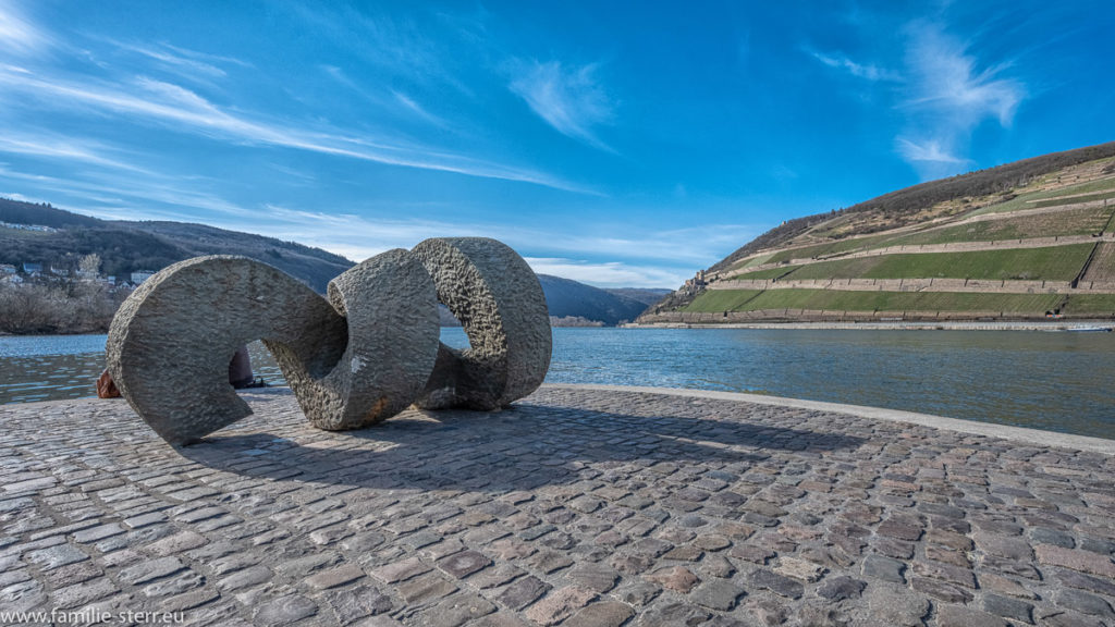 ein Denkmal aus Beton in Form eines Strudels am Zusammenfluss von Rhein und Nahe