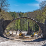 Baustelle an der Rackotzbrücke im Rhododendronpark Kromlau