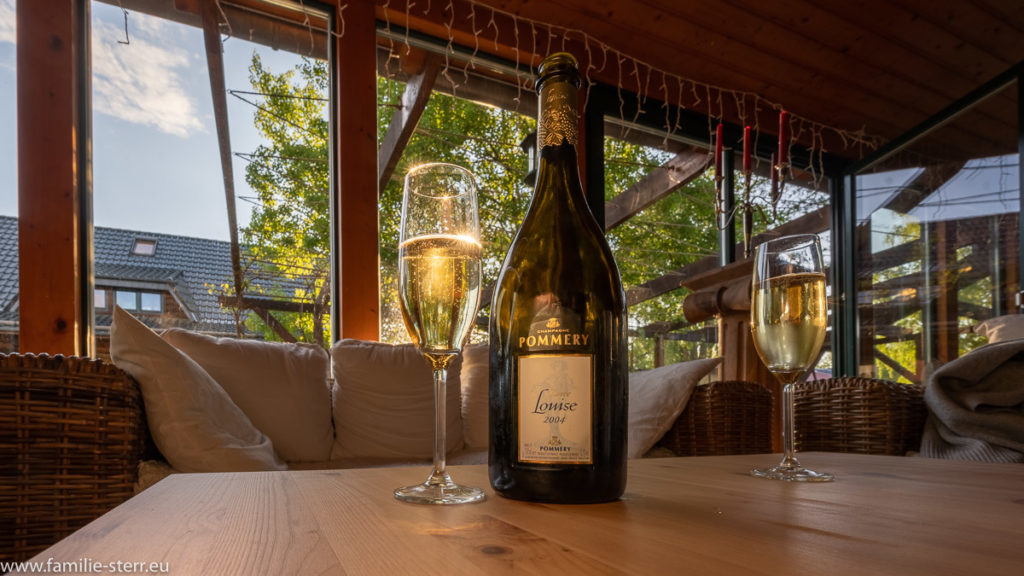 Zwei Gläser und eine Flasche Champagner im Weinstüberl im Seehotel Burg Spreewald