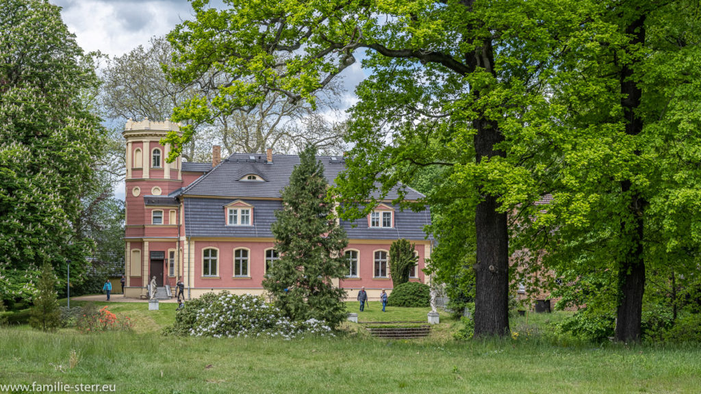 das kleine Schloss Kromlau am Rande des Rhododendronparks in Kromlau in der Lausitz