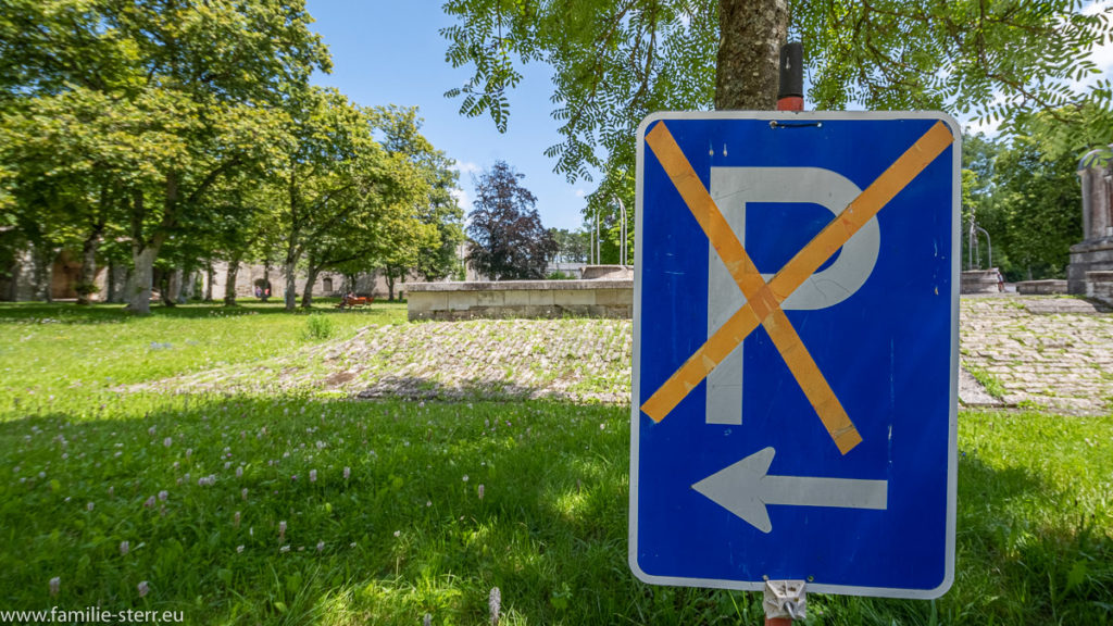 nicht parken Schild aus einem durchgestrichenen Parkplatz - Schild