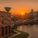 Blick vom Zimmer im Dolphin auf das WDW Swan in den Sonnenaufgang