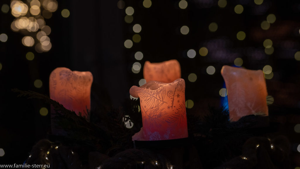 vier brennende Weihnachtskerzen auf unserem Adventskranz