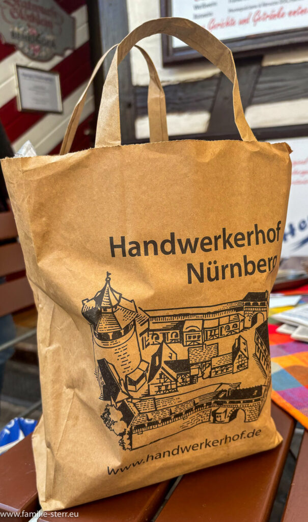 Tüte voller Nürnberger Bratwurst aus dem Bratwurst-Glöcklein in Nürnberg