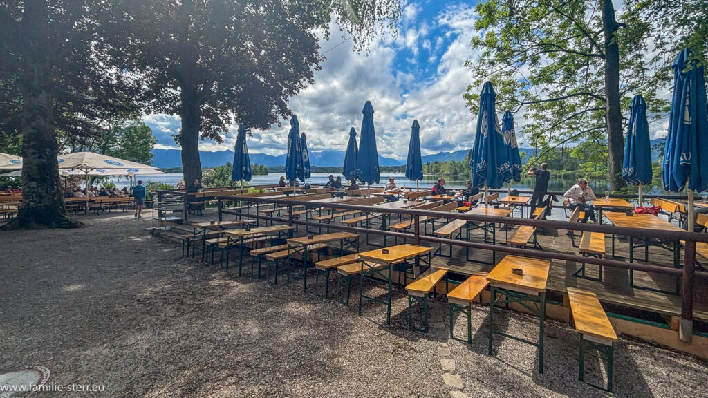 Biergarten am Ufer des Staffelsees direkt an der Anlagestelle vor dem Seerestaurant Alpenblick