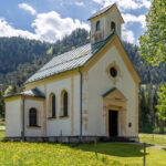 Seehofkapelle bei Achenkirch in Tirol an einem traumhaft schönen Fühlingstag