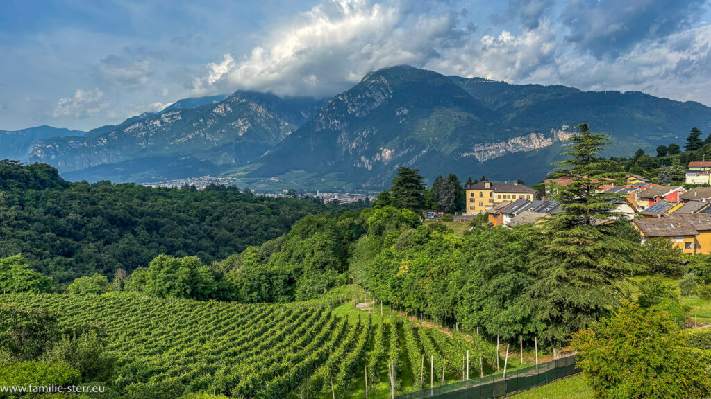 Ausblick aus dem Balkon im Garden Room im Hotel Villa Madruzzo über Trient und das Etschtal