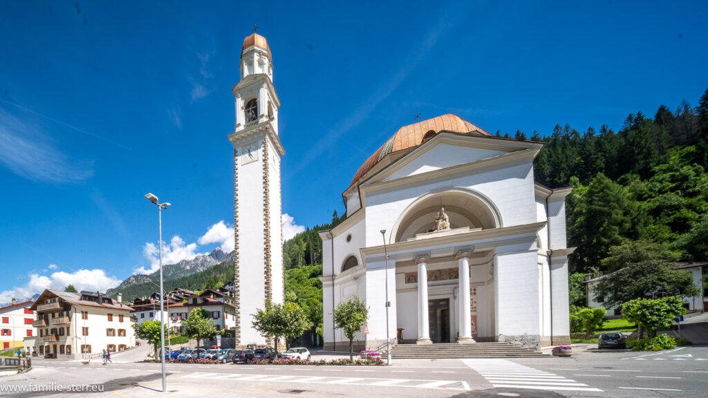 Kirche San Lucano in Auronzo di Cadore mit dem abgesetzten Glockenturm