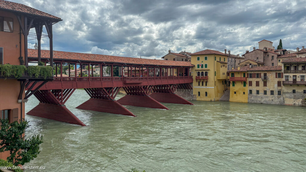 dir historische Ponte degli Alpini in Bassano del Grappe unter einem stark bewölkten Himmel