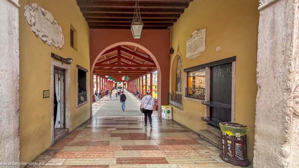 Zugang zur Ponte degli Alpini über die Brenta in Bassano del Grappa