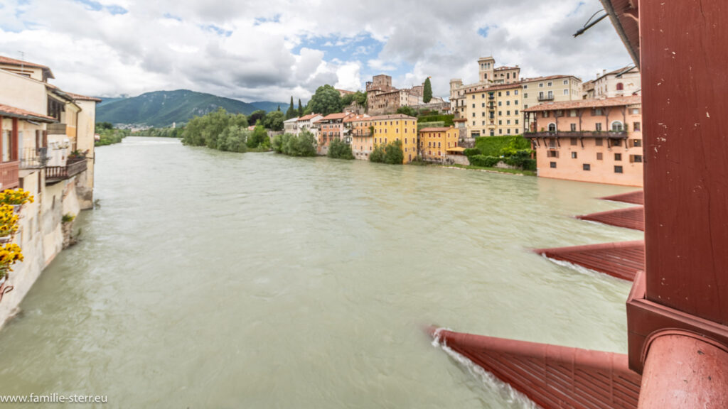 Blick über die Brenta von der Ponte degli Alpini an einem wolkenverhangenen Tag