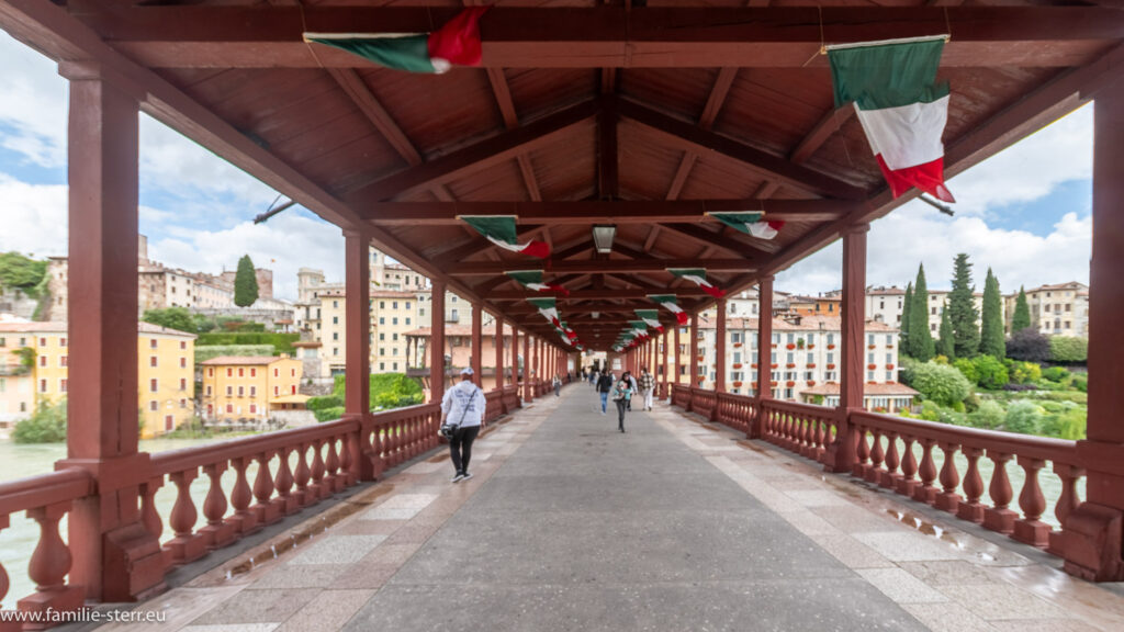 Melanie geht über die Ponte degli Alpini in Bassano del Grappa