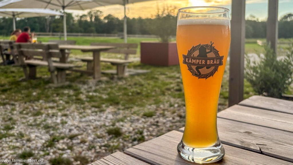 Ein Kämper - Weißbier im Sonnenuntergang im Biergarten in Wang bei Moosburg an der Isar an einem schönen warmen Sommerabend