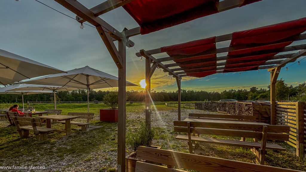 Sonnenuntergang an einem warmen Sommertag im Biergarten Kämper in Moosburg an der Isar / Wang