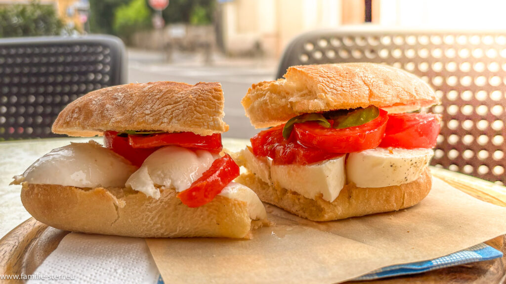 ein Caprese - Sandwich (Mozzarella, Tomate und Basilikum) bei strahlendem Sonnenschein in der Bar Europa in Castion Veronese