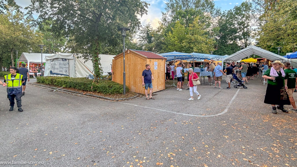 das halbe Dorf ist anwesend beim Fischers am Graf-von-Hallberg-Platz in Hallbergmoos