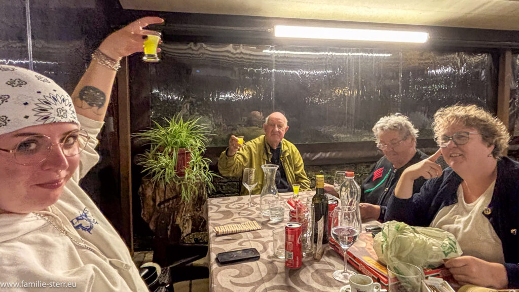 Hans-Freimut genießt mit 90 Jahren das Leben in einer Pizzeria in der Nähe des Gardasees