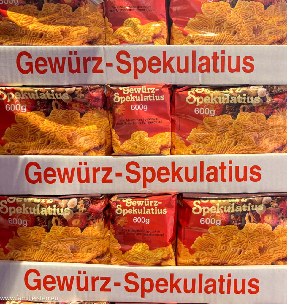 Spekulatius in Weihnachtlicher Verpackung - im Supermarkt im August bei sommerlicher Hitze