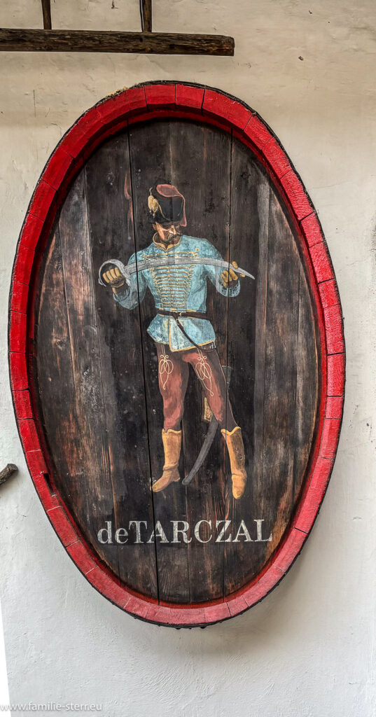 Firmenschild der Winzerei mit Bild eines Husar - der Signatur-Wein der Winzerei