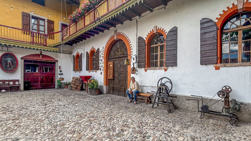 Astrid wartet vor dem vermeintlichen Verkaufsraum im Innenraum der Cantina de Tarczal in Mariano im Trient