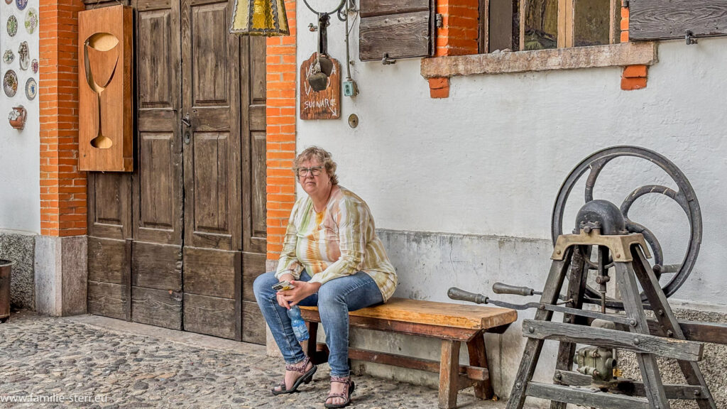 Astrid wartet vor dem vermeintlichen Verkaufsraum im Innenraum der Cantina de Tarczal in Mariano im Trient