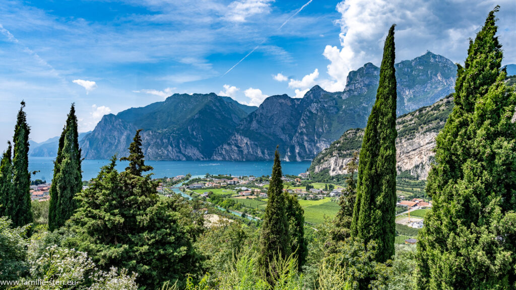 Ausblick von Lago oberhalb des Gardasees über den See und Riva del Garda