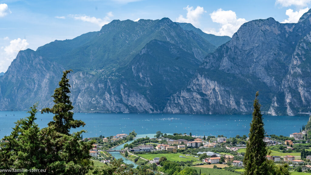 Ausblick von Lago oberhalb des Gardasees über den See und Riva del Garda