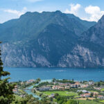 Ausblick von Lago oberhalb des Gardasees über den See und Riva del Garda