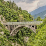 Ponte dei servi über die Schlucht des Flusses Sarca im Trient