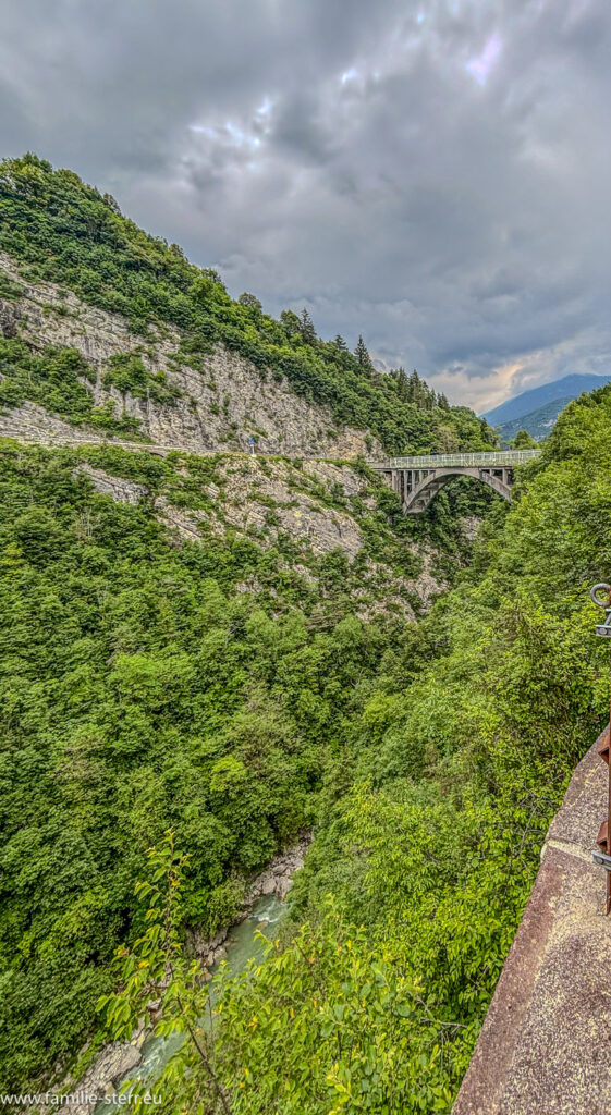 Ponte dei servi über die Schlucht des Flusses Sarca im Trient