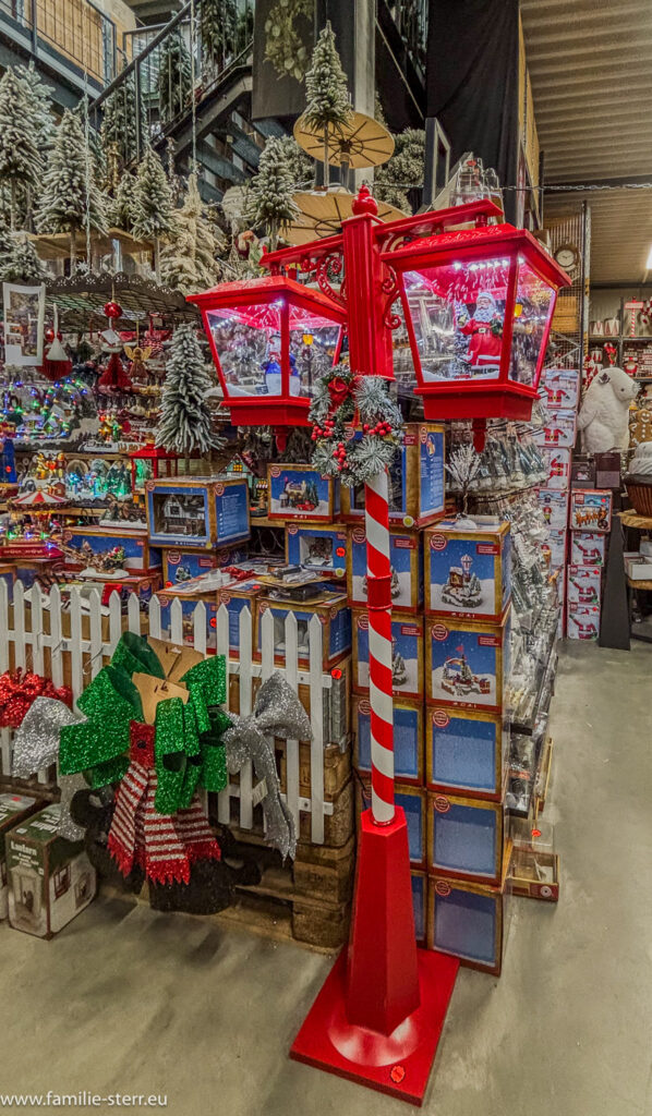 weihnachtliche Straßenlaterne - Weihnachtsdekoration beim Schirsch in Hallbergmoos