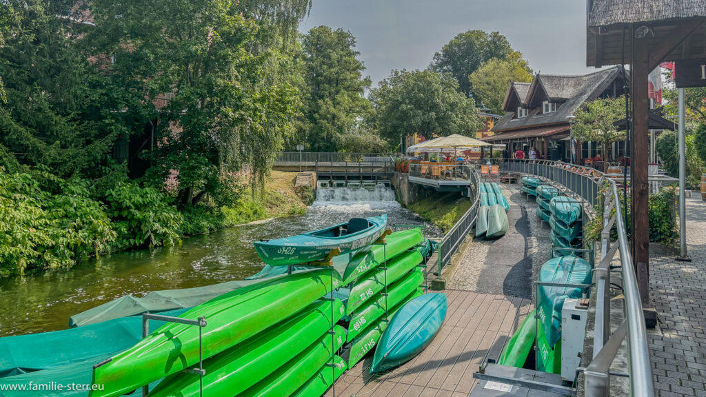 Ruderboote liegen bereit im Spreehafen in der Stadt Burg im Spreewald