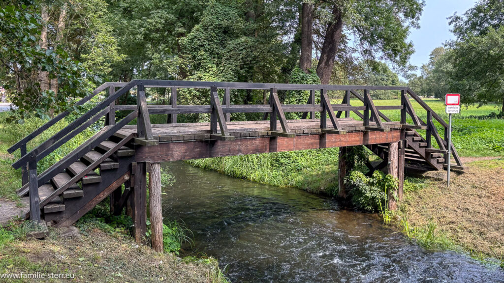 Brücke über ein Fließ in Burg im Spreewald