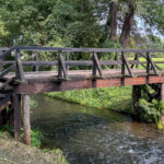 Brücke über ein Fließ in Burg im Spreewald