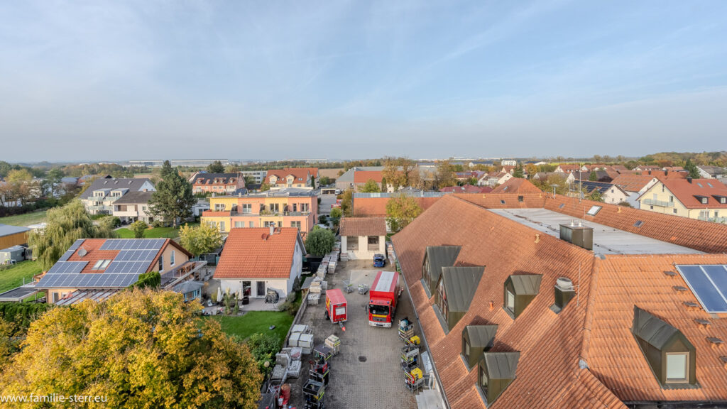 Blick von der Plattform der 30 - Meter - Feuerwehrleiter der Feuerwehr Hallbergmoos über den Ort in Richtung Nord zum FLughafen München