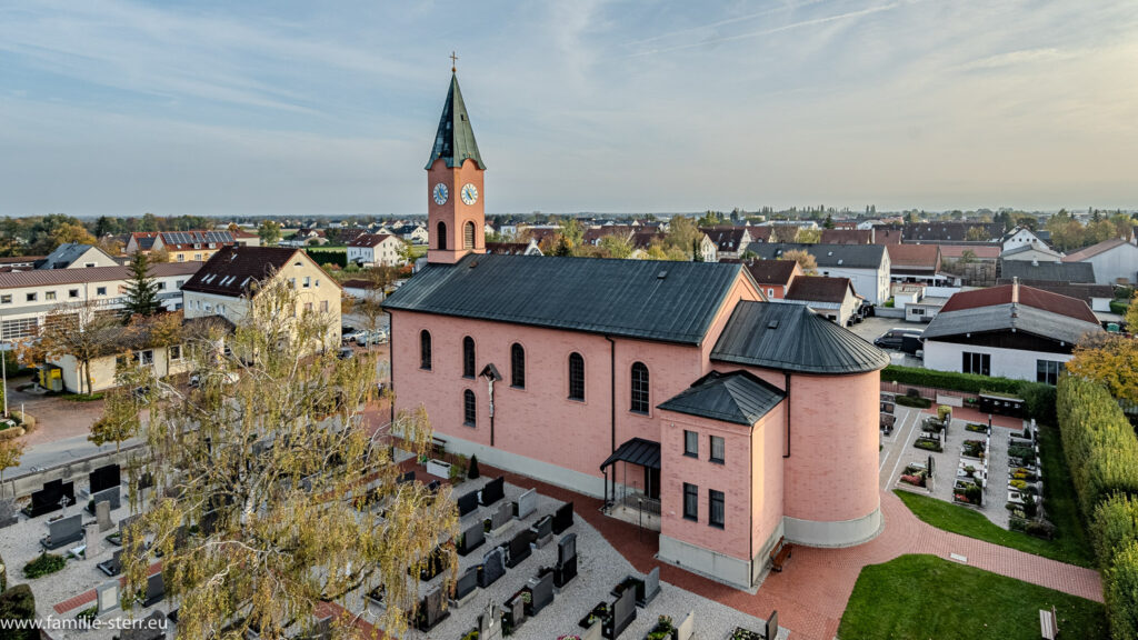 Blick von der Plattform der 30 - Meter - Feuerwehrleiter der Feuerwehr Hallbergmoos über den Ort in Richtung Ost über die Stadtkirche St. Theresia über den Ort