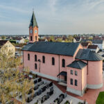 Blick von der Plattform der 30 - Meter - Feuerwehrleiter der Feuerwehr Hallbergmoos über den Ort in Richtung Ost über die Stadtkirche St. Theresia über den Ort