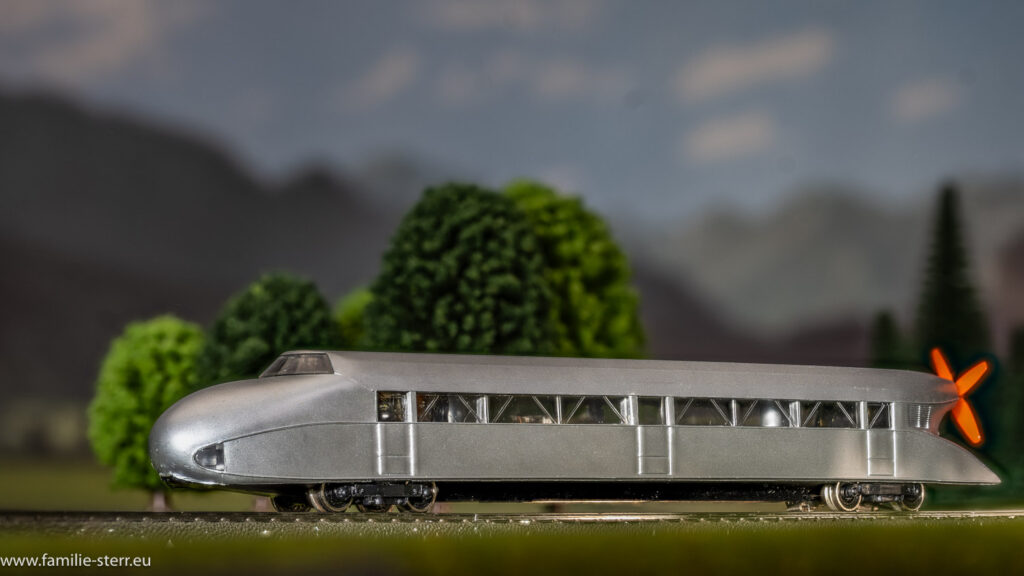 Schienenzeppelin von Märklin im Format H0 vor einer Bergkulisse